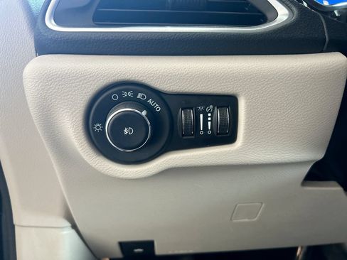 Used 2023 Chrysler Pacifica Limited FWD image 15