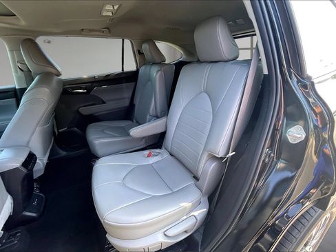 Used 2024 Toyota Highlander XLE AWD/4WD image 22