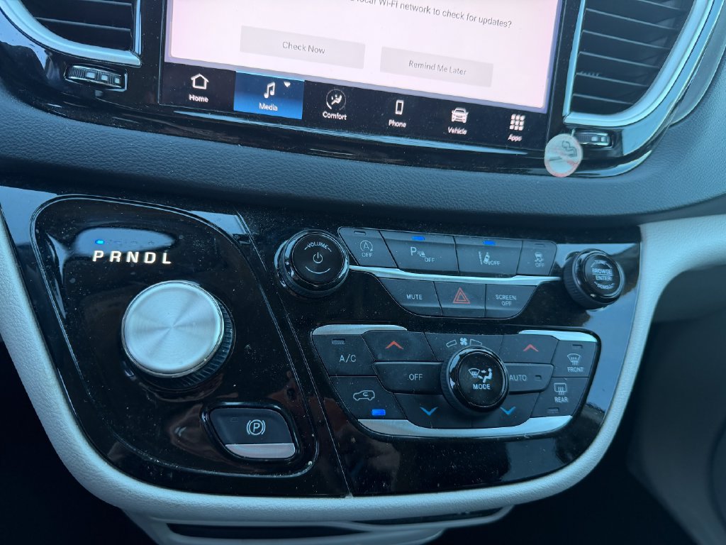 Used 2024 Chrysler Pacifica Touring-L FWD image 11
