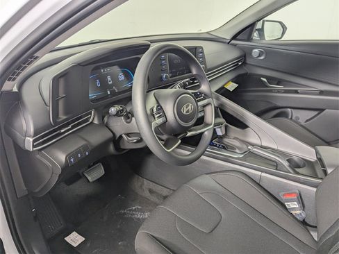 New 2025 Hyundai Elantra SE image 11