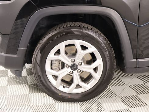 Used 2025 Jeep Compass Latitude w/ Sun & Sound Group AWD/4WD image 18