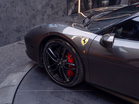 Used 2017 Ferrari 488 GTB RWD image 13