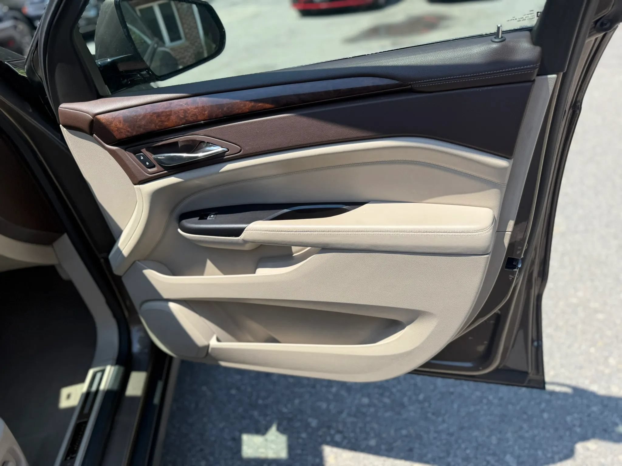 Used 2016 Cadillac SRX Luxury w/ Driver Awareness Package AWD/4WD image 19