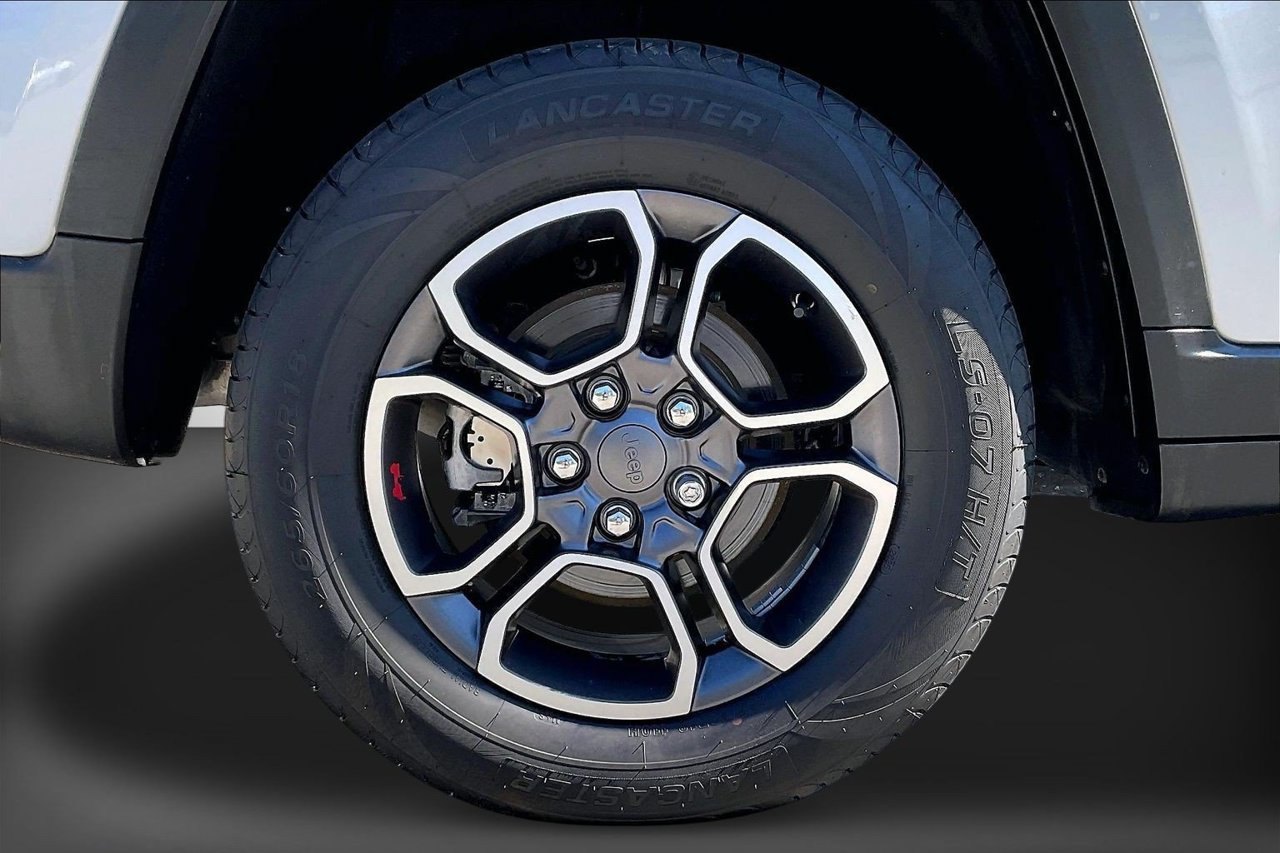 Certified 2022 Jeep Grand Cherokee Trailhawk w/ Luxury Tech Group III AWD/4WD image 37