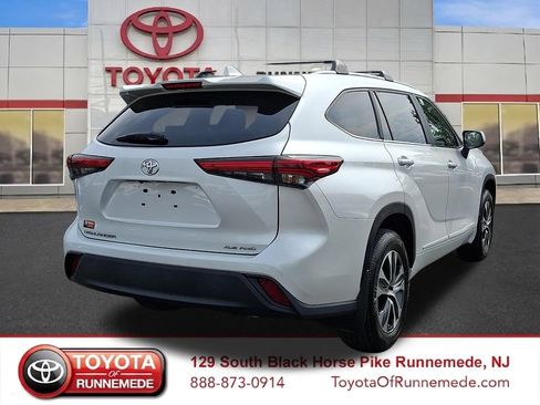 Used 2023 Toyota Highlander XLE AWD/4WD image 6