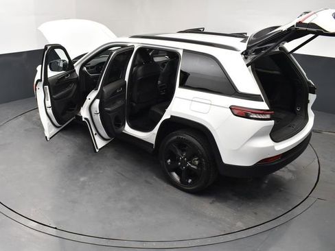 Used 2025 Jeep Grand Cherokee Altitude image 28