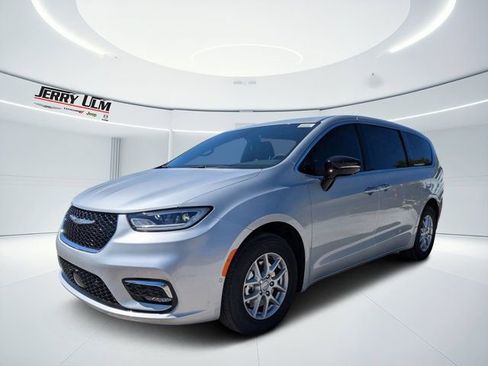 New 2026 Chrysler Pacifica Select FWD image 7