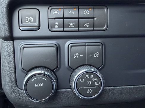 New 2026 Chevrolet Suburban Premier image 18