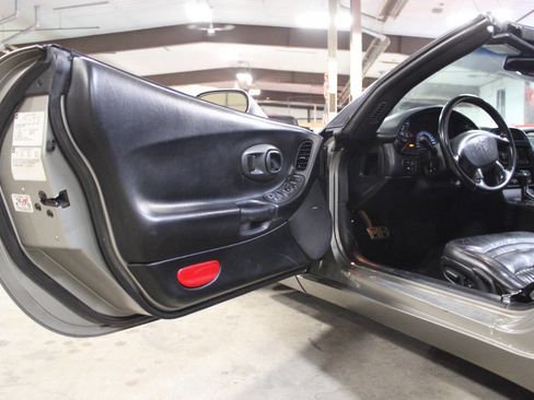 Used 2001 Chevrolet Corvette Coupe w/ Preferred Equipment Group2 image 29