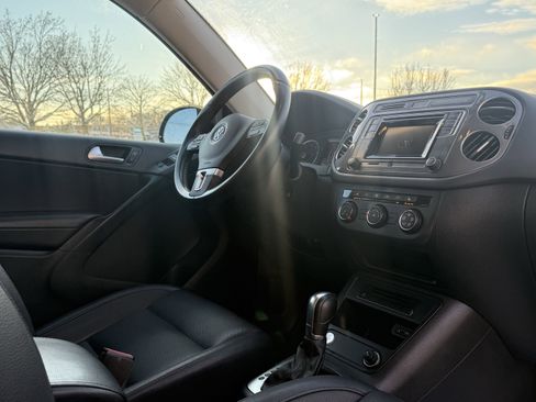 Used 2016 Volkswagen Tiguan S image 36