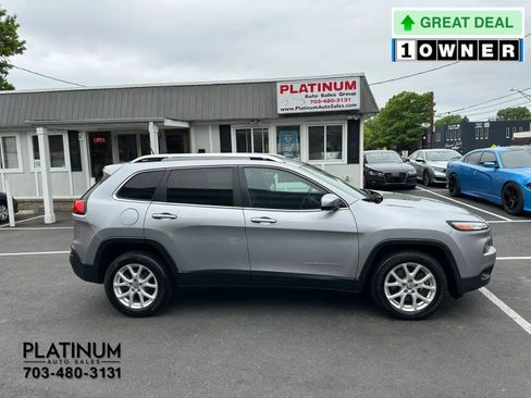 Used 2017 Jeep Cherokee Latitude FWD image 2