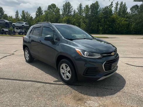 Used 2021 Chevrolet Trax LT w/ Premium Seat Package AWD/4WD image 2