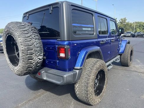Used 2019 Jeep Wrangler Unlimited Sahara w/ Uconnect 4C Nav & Sound Group AWD/4WD image 4