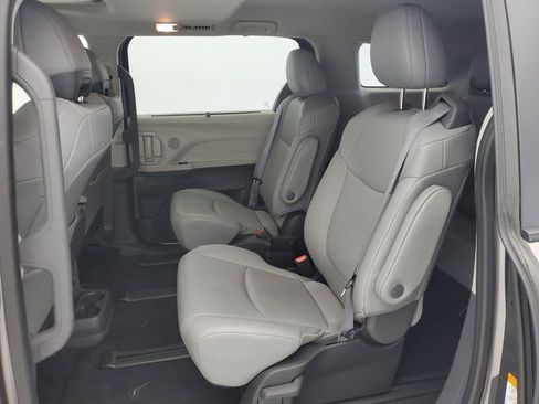 Used 2022 Toyota Sienna XLE image 14