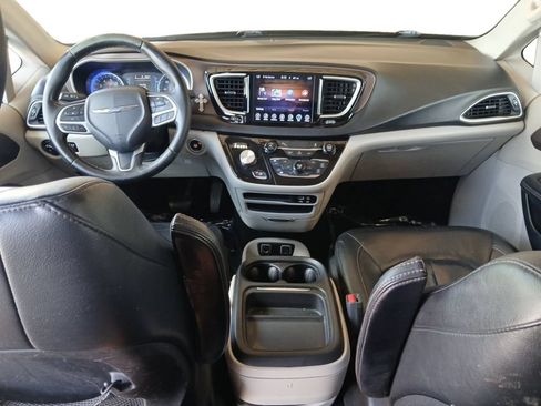 Used 2017 Chrysler Pacifica Touring-L FWD image 10