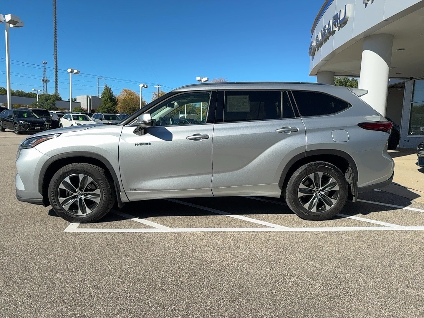 Used 2020 Toyota Highlander XLE AWD/4WD image 3