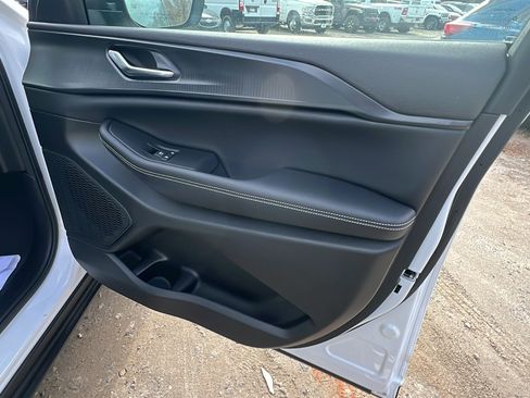 Used 2024 Jeep Grand Cherokee Laredo X image 19