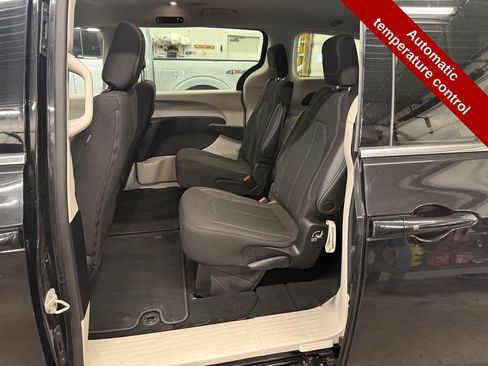 Used 2022 Chrysler Voyager LX FWD image 29