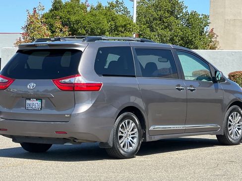 Used 2020 Toyota Sienna XLE Premium image 2