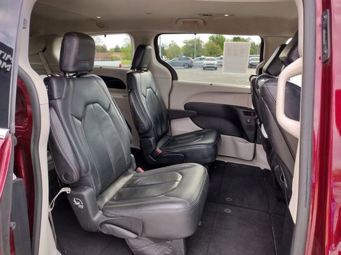 Used 2018 Chrysler Pacifica Touring-L Plus FWD image 18