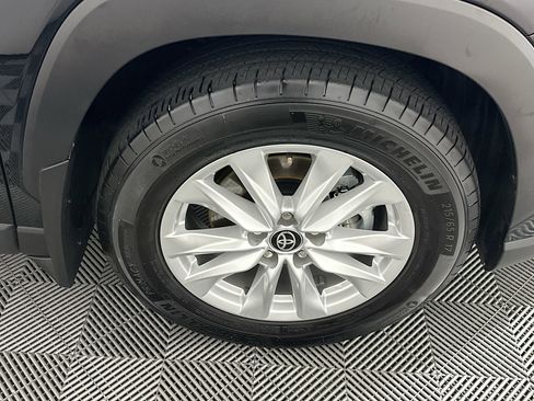 Used 2024 Toyota Corolla Cross LE w/ Moonroof Package image 11