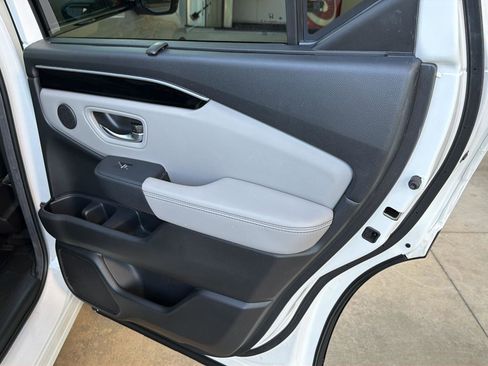 Used 2025 Honda Pilot Touring image 15