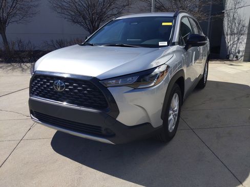 Used 2025 Toyota Corolla Cross LE image 3