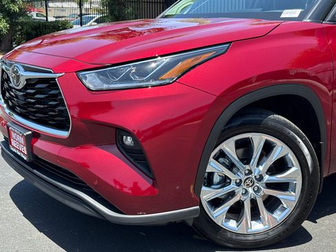 New 2026 Toyota Highlander Limited AWD/4WD image 3