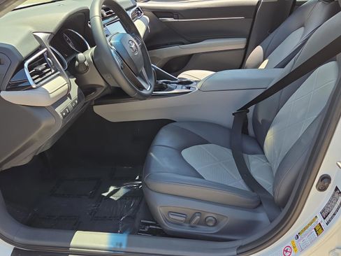 Used 2018 Toyota Camry XLE FWD image 9