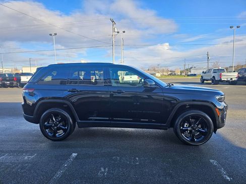 Used 2025 Jeep Grand Cherokee Altitude image 5