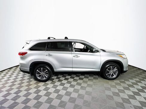 Used 2019 Toyota Highlander XLE AWD/4WD image 8