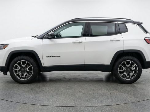 Used 2025 Jeep Compass Trailhawk AWD/4WD image 5
