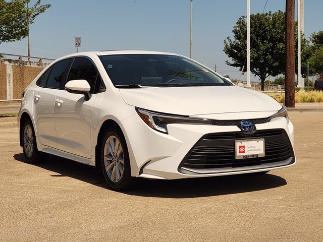 Used 2025 Toyota Corolla XLE FWD image 2