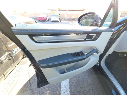 Used 2020 Porsche Cayenne Turbo S image 10