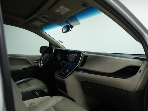 Used 2017 Toyota Sienna XLE image 20