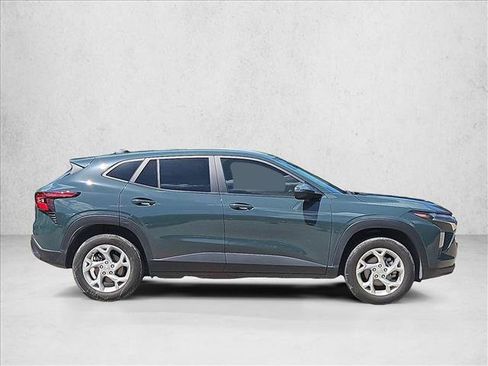 Used 2025 Chevrolet Trax LS w/ LS Convenience Package FWD image 4