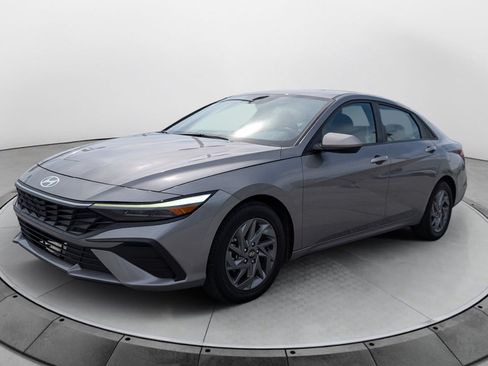 Used 2024 Hyundai Elantra SEL FWD image 7