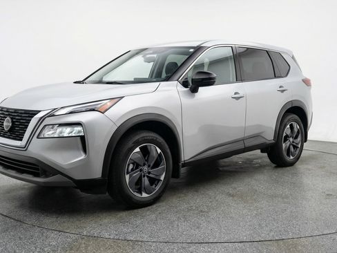 Used 2025 Nissan Rogue SV image 3