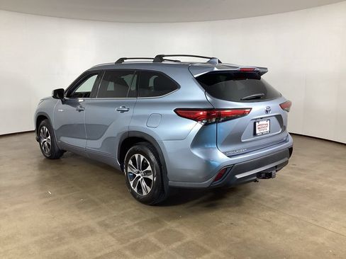 Used 2021 Toyota Highlander XLE AWD/4WD image 7