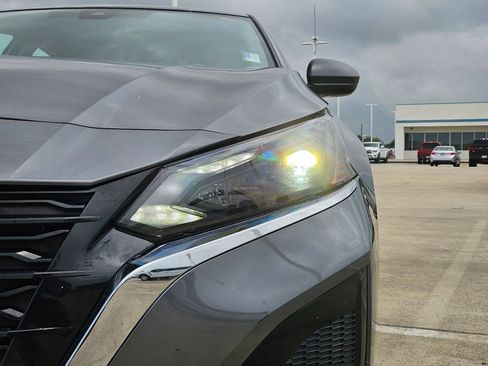 Used 2025 Nissan Altima 2.5 SV FWD image 12