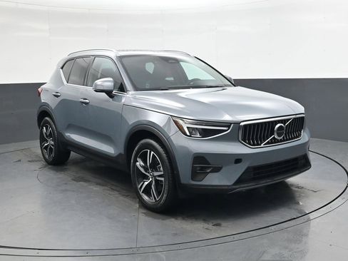 Used 2023 Volvo XC40 B4 Plus image 2