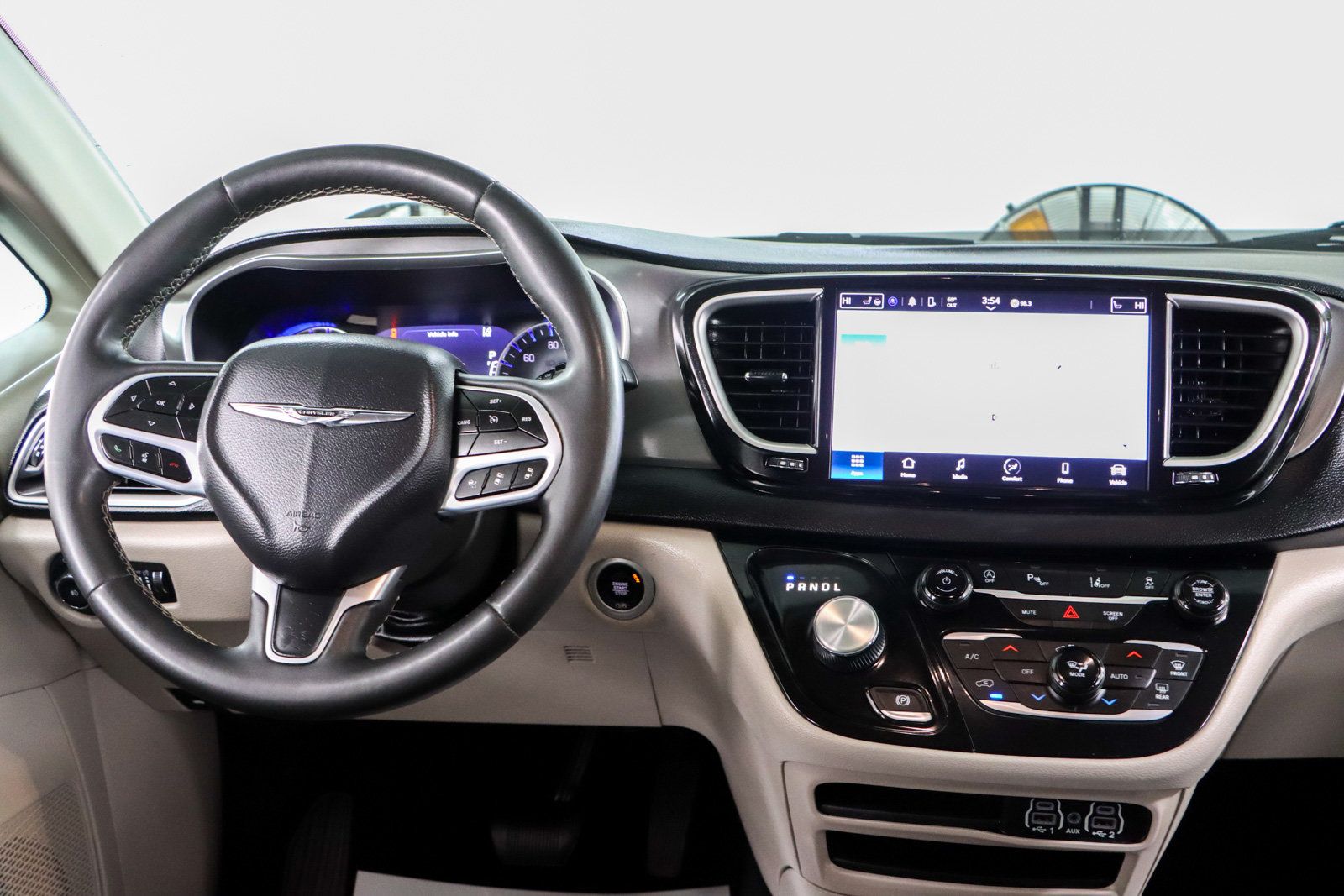Used 2023 Chrysler Pacifica Touring-L FWD image 17