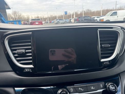 Used 2025 Chrysler Pacifica Select image 17