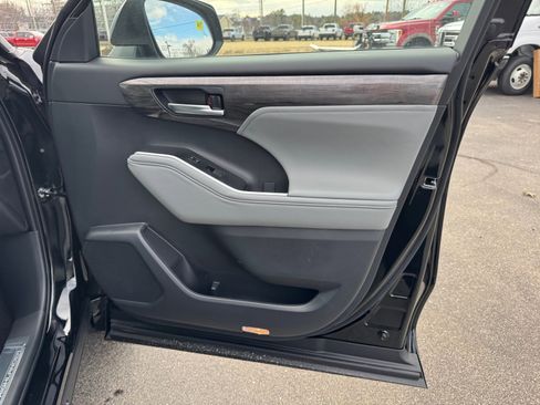 New 2026 Toyota Highlander Platinum AWD/4WD image 28