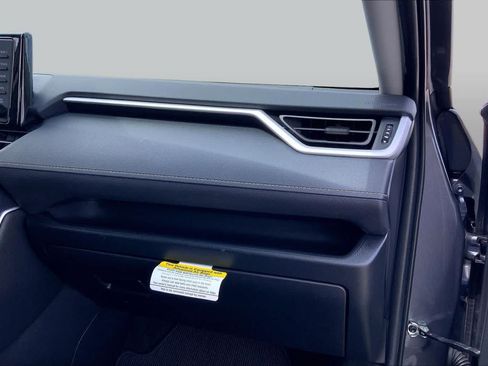Used 2020 Toyota RAV4 LE FWD image 18