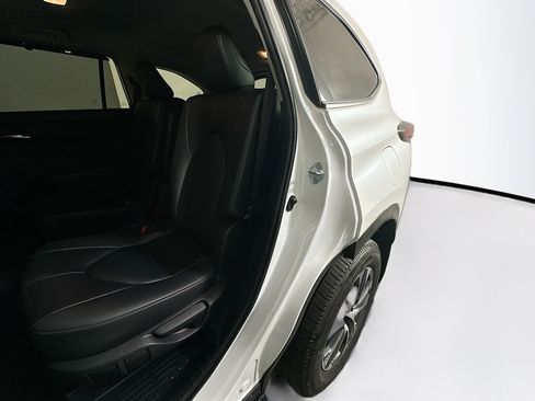 Used 2024 Toyota Highlander XLE FWD image 26