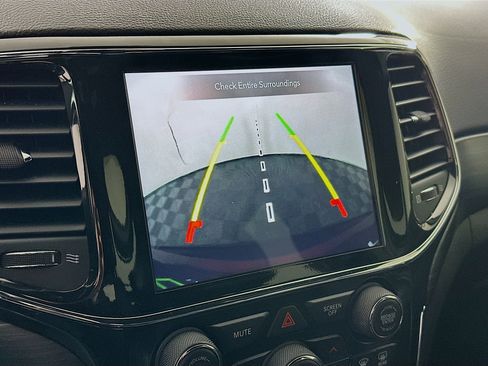 Used 2022 Jeep Grand Cherokee Laredo X image 23