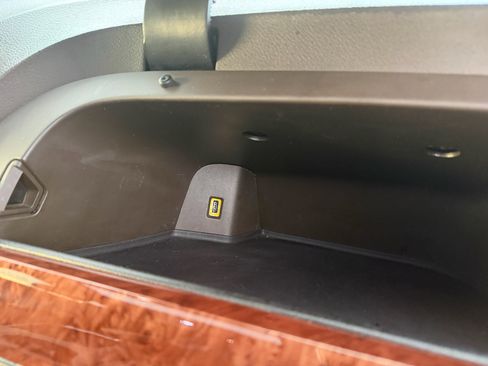 Used 2011 Chrysler Town & Country Limited image 28