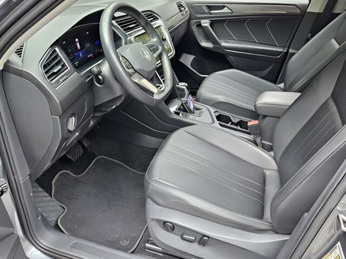 Used 2023 Volkswagen Tiguan SE w/ Panoramic Sunroof Package FWD image 13