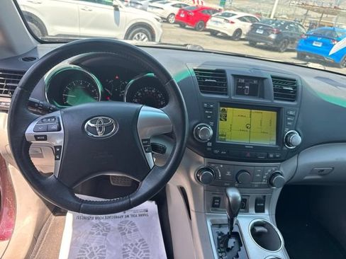 Used 2012 Toyota Highlander SE w/ Tow Pkg AWD/4WD image 16